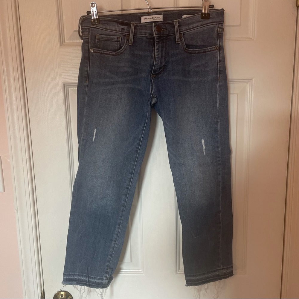 Distressed Hem Straight Crop Jeans